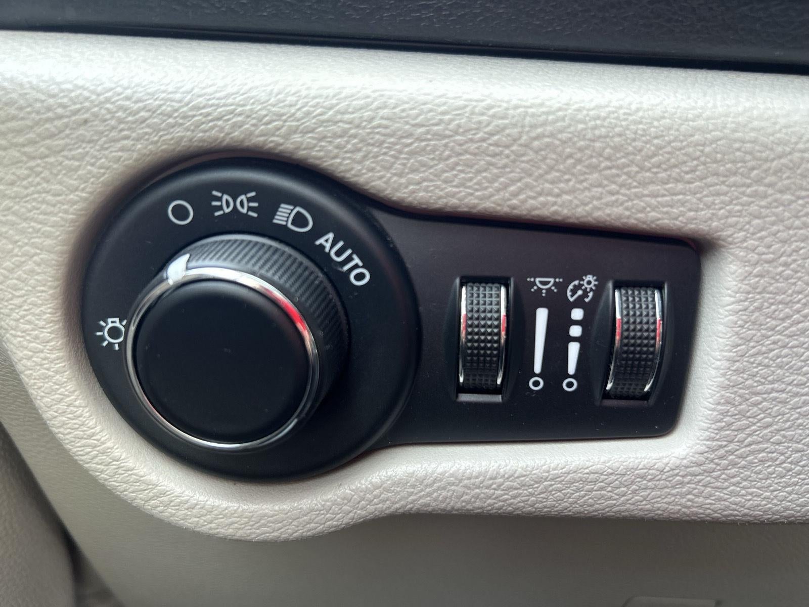 2020 Chrysler Voyager LX