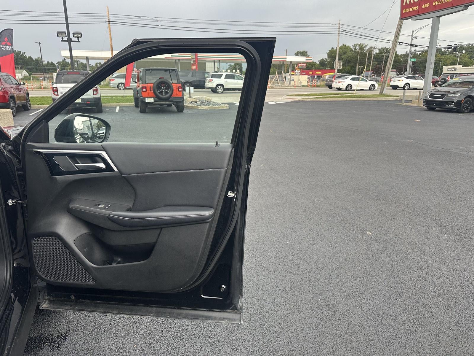 2023 Mitsubishi Outlander SE