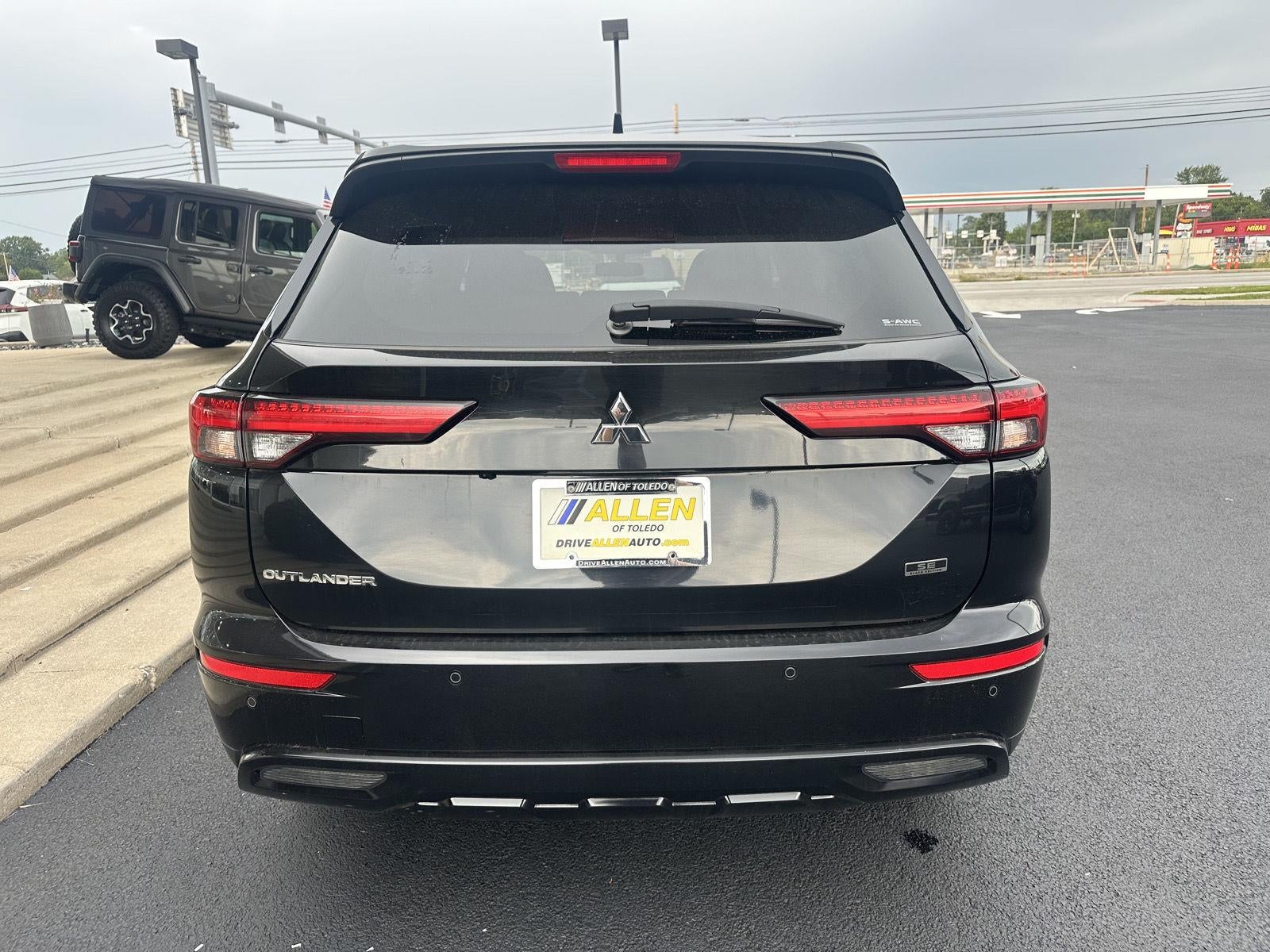 2023 Mitsubishi Outlander SE